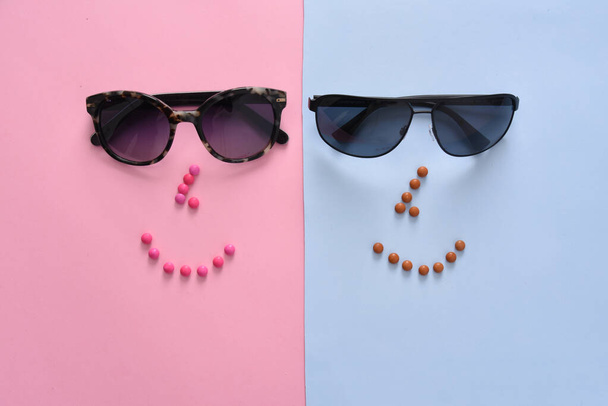 sluneční brýle brýle na pastelové barvy pozadí papíru  - Fotografie, Obrázek