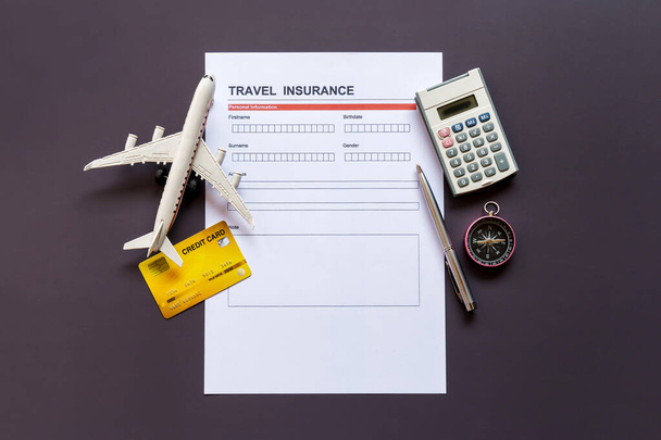 Formulário de seguro de viagem com modelo e documento de política
  - Foto, Imagem