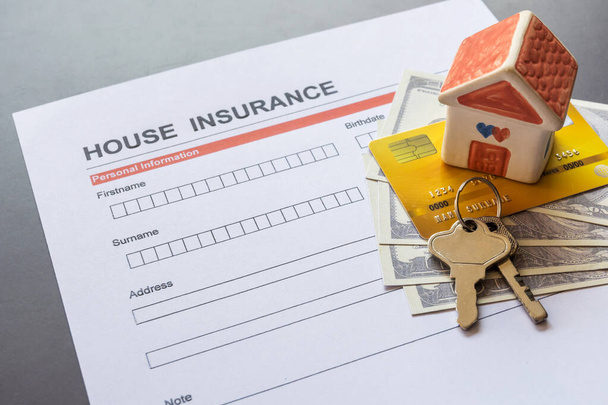 Hausversicherungs-Formular mit Modell und Versicherungsdokument  - Foto, Bild