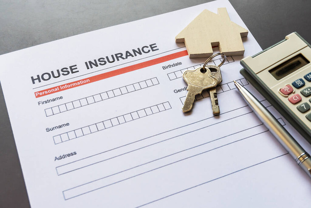 Formulář pojištění domu s modelem a pojistným dokumentem  - Fotografie, Obrázek