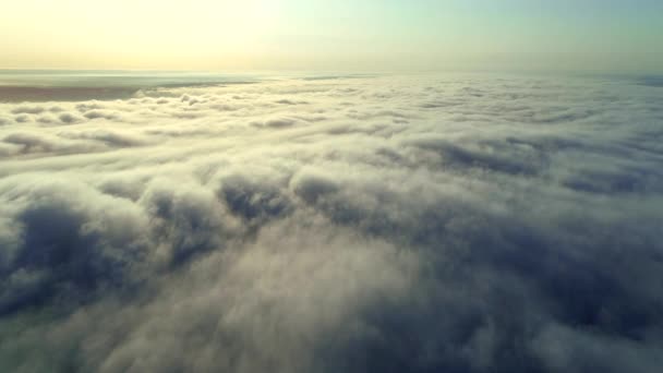 İnsansız hava aracından gelen bulutların üstündeki hava görüntülerinin çarpıcı görüntüsü, yavaşça hareket ediyor.. - Video, Çekim