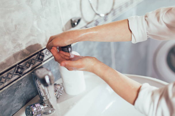 Chico lavándose las manos en el baño. Protección contra virus y bacterias. De cerca.
. - Foto, imagen