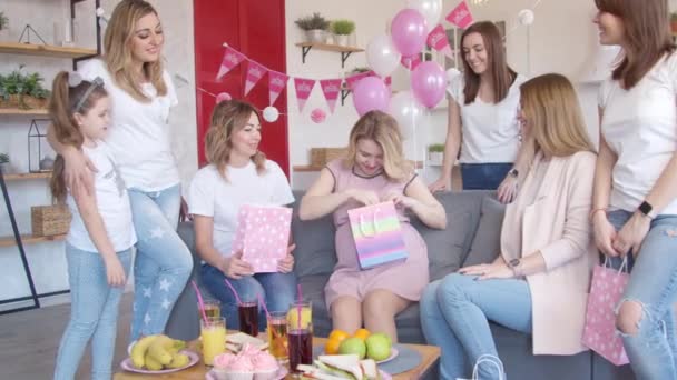 Vriend geven geschenk aan zwangere vrouw - Video