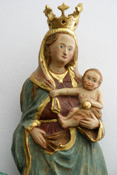Our Lady of Graces, szobor a Padovai Szent Antal templomban és Szűz Mária Mártírok Királynője Lasinjában, Horvátország - Fotó, kép