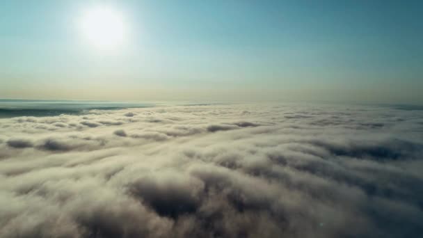 İnsansız hava aracından gelen bulutların üstündeki hava görüntülerinin çarpıcı görüntüsü, yavaşça hareket ediyor.. - Video, Çekim