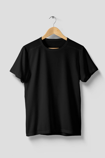 Czarny T-shirt makieta na drewnianym wieszaku, widok z przodu. Wysoka rozdzielczość. - Zdjęcie, obraz