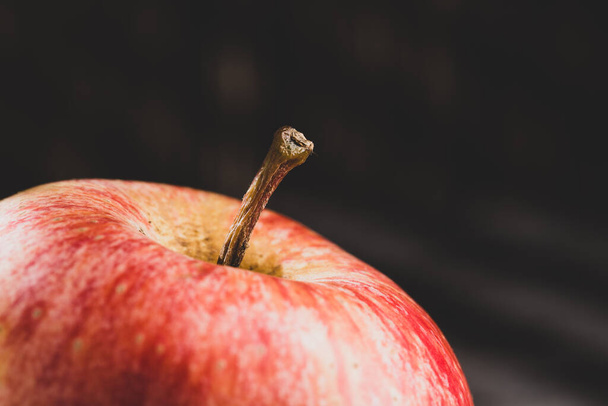 Червоне яблуко фрукти на столі, крупним планом зображення
 - Фото, зображення