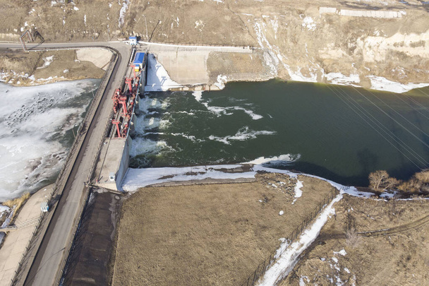 barragem cheia no início da inundação com gelo, vista aérea do drone
 - Foto, Imagem