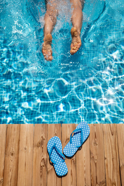夏休みを楽しんでいる幸せな男。水泳プールに飛び込む人。アクティブな健康的なライフスタイルのコンセプト。春休み! - 写真・画像