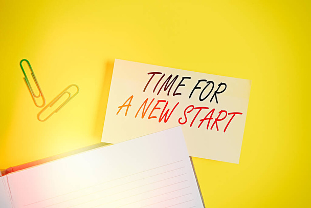 Escrevendo nota mostrando Time For A New Start. Foto de negócios mostrando algo é suposto começar agora Trabalho fresco Papel laranja vazio com espaço de cópia na mesa amarela
. - Foto, Imagem
