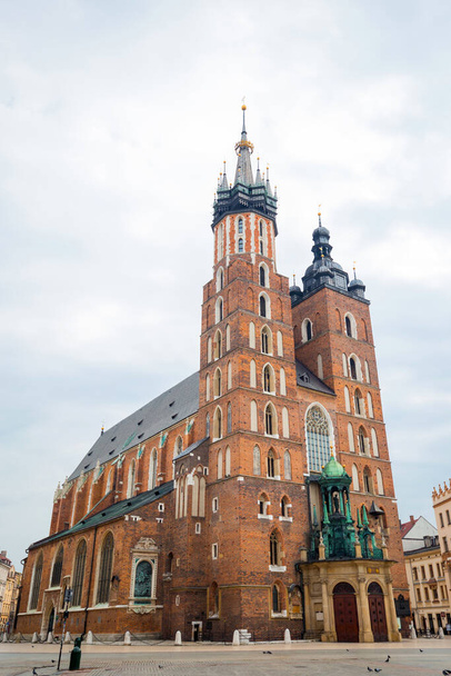 Βασιλική της Αγίας Μαρίας στην κεντρική πλατεία της Κρακοβίας. Ιστορικό κέντρο της Πολωνίας, μια πόλη με αρχαία αρχιτεκτονική. - Φωτογραφία, εικόνα