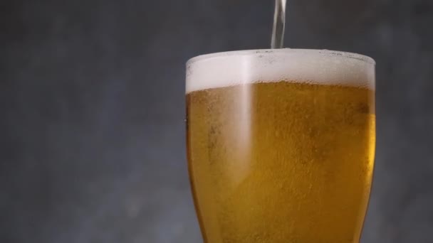Primer plano verter cerveza en vaso lleno con bebida. Copiar espacio para menú o texto
 - Metraje, vídeo