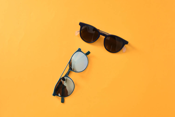 óculos de sol óculos no fundo de papel de cor pastel
  - Foto, Imagem