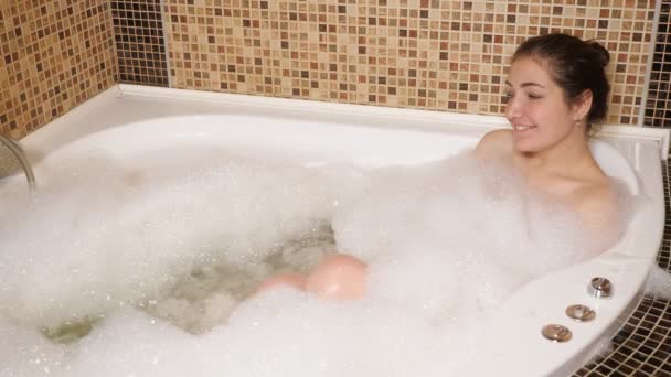 Bonita morena toma tratamientos de spa en el baño en casa
 - Imágenes, Vídeo