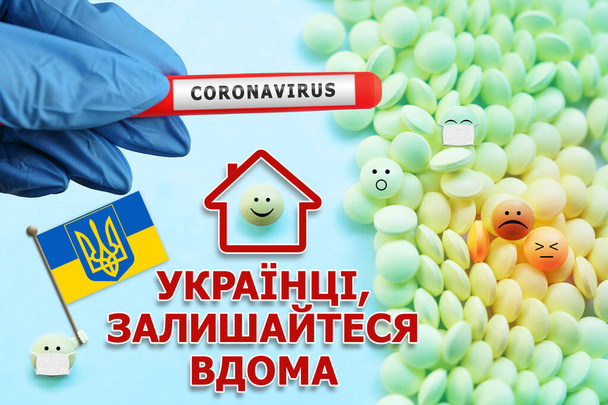 Karantina ve izolasyon, Ukraynaca, evde kal. Armalar, Ukrayna bayrağı ve sevimli emoticonlar. 2019-nCoV Coronavirus testi mavi eldivenli bir elde. Covid-19 Tedavisi. - Fotoğraf, Görsel