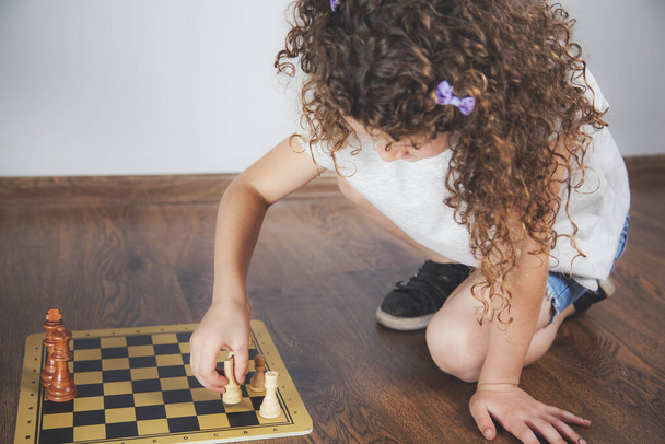 dziewczynka ręka szachy na ziemi - Zdjęcie, obraz