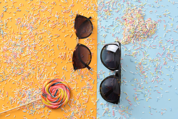 Pastel renkli kağıt arkaplanda güneş gözlüğü  - Fotoğraf, Görsel