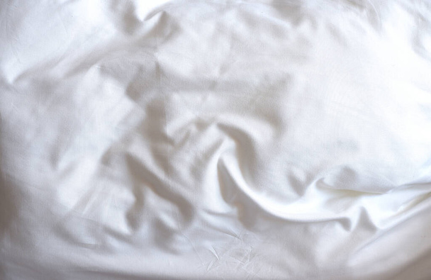 Soft white blanket. The sun's rays fall on the bed linen. Cosiness - Foto, Imagen