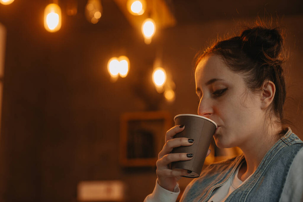 belle fille avec une tasse de café dans un café
 - Photo, image