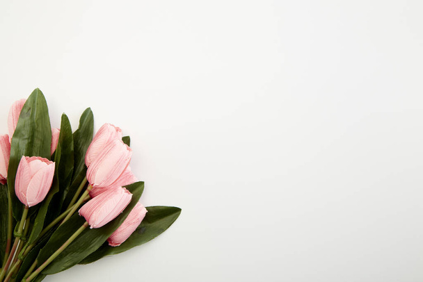 Букет розовых тюльпанов на белом фоне. пространство для копирования текста
 - Фото, изображение