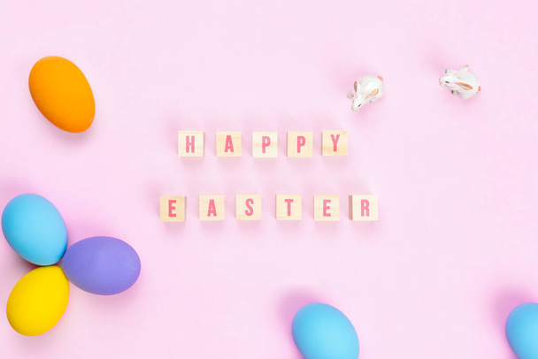 Dia de Páscoa coelhinho com ovos decorados no fundo rosa
 - Foto, Imagem
