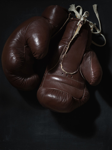 Stare Rękawice bokserskie na tablicy - Zdjęcie, obraz