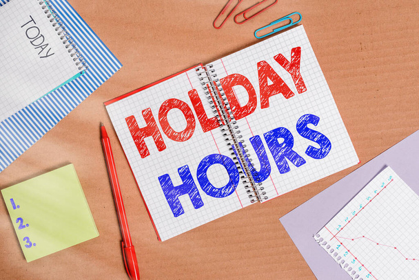 Sözcük yazarlığı, Holiday Hours. Fazla mesai için iş konsepti Esnek çalışma saatleri altında çalışanlar için Çizgili karton defter karton ofis çalışma kağıtları. - Fotoğraf, Görsel