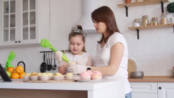 Mother and daughter icing cupcakes - Video, Çekim
