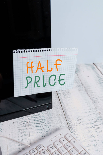 Konceptualny rękopis pokazujący Half Price. Biznes zdjęcie wyświetlające połowę zwykłej ceny, w której coś jest oferowane na sprzedaż Notacja papier monitor komputera w pobliżu białej klawiatury. - Zdjęcie, obraz