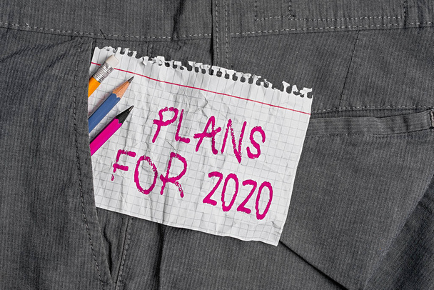 2020年の計画を示すメモを書くことズボンのポケットの中に機器やホワイトノートの紙を書くことについての意図や決定を示すビジネス写真. - 写真・画像