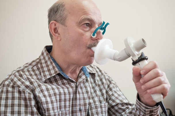 Starší hispánec testuje dýchací funkce pomocí spirometrie. Diagnóza respiračních funkcí u plicní nemoci - Fotografie, Obrázek