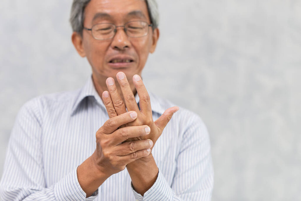 Yaşlı el ağrısı ve Trigger Finger veya romatizma eklem iltihabı.. - Fotoğraf, Görsel