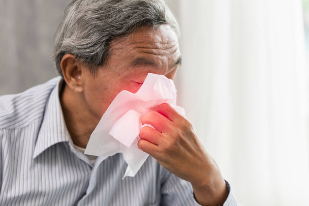 Старший азиатский старик заболевает гриппом и насморк при смене сезона и признаке коронного вируса (Covid-19
). - Фото, изображение