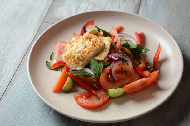 Grilled Halloumi Cheese salad with tomatoes, cucumbers, red pepper, red onion. Healthy vegetarian food. Keto diet - Zdjęcie, obraz