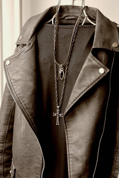 Lederen jas met metalen sieraden, mode grunge stijl foto - Foto, afbeelding
