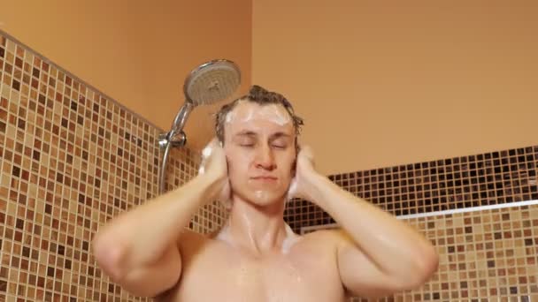 jeune homme se lave les cheveux sous la douche
 - Séquence, vidéo