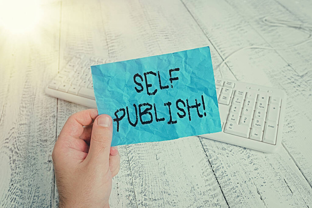 Текст для написания слов Self Publish. Бизнес-концепция для писателей, издающих кусочки книг, работает за свой счет.
. - Фото, изображение