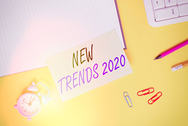Writing note showing New Trends 2020. Business photo showing general direction in which something is developing Empty πορτοκαλί χαρτί με αντίγραφο χώρου στο κίτρινο τραπέζι. - Φωτογραφία, εικόνα