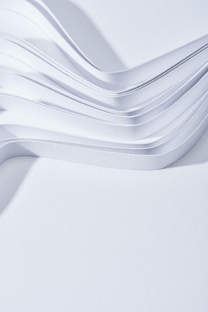 Beyaz arkaplanda dalgalı kağıt şeritlerin görüntüsünü kapat - Fotoğraf, Görsel