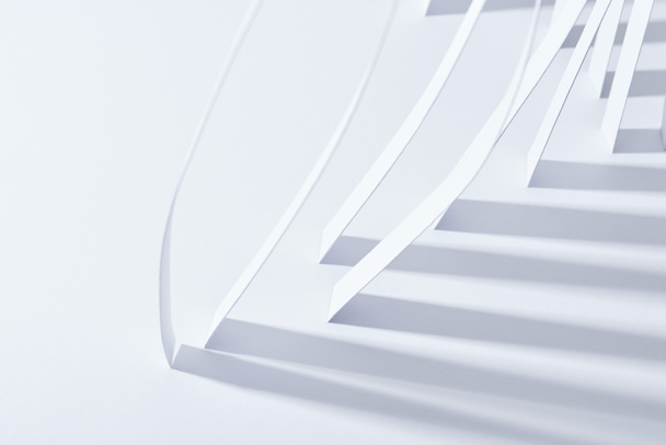 στενή άποψη του χαρτιού ρίγες με σκιά σε λευκό φόντο - Φωτογραφία, εικόνα