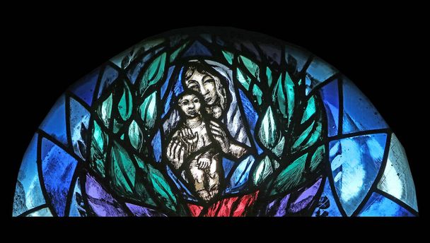 Дева Мария с младенцем Иисусом, деталь витража пророка Исайи от Сигера Кодера в церкви Святого Иакова в Хоэнберге, Германия
 - Фото, изображение