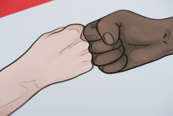 imagen con manos multiétnicas dibujadas haciendo golpe de puño sobre fondo rojo
 - Foto, Imagen