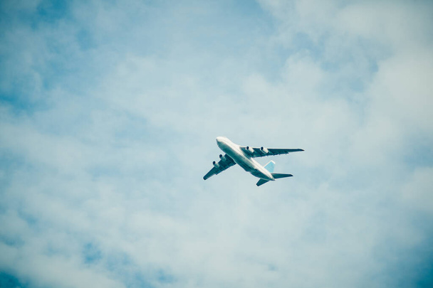 vliegtuig in de blauwe lucht - Foto, afbeelding