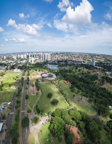 Vista aérea de Campo Grande MS, Brasil - Highs of Afonso Pena avenue. Vista aérea de uma cidade em crescimento com alguns edifícios e uma enorme área verde. Cidade verde
.  - Foto, Imagem
