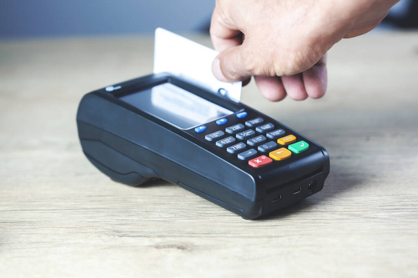 Pago de la máquina de crédito para el pago del cliente en el escritorio
 - Foto, Imagen
