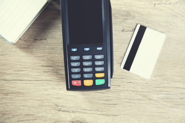Hitelgépi fizetés hitelkártyával az asztalon - Fotó, kép