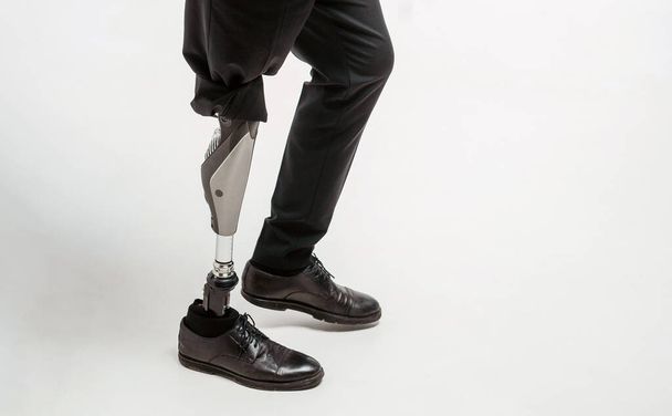 Gehandicapte jongeman met kunstbeen, kunstmatig ledemaat concept - Foto, afbeelding