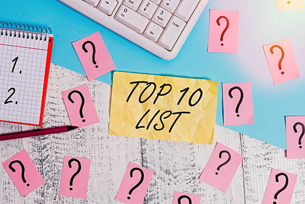 A Top 10 Lista felirata. Üzleti fotó bemutatja a tíz legfontosabb vagy legsikeresebb elem egy adott listán Íróeszközök és firkált papír tetején a fa asztal. - Fotó, kép