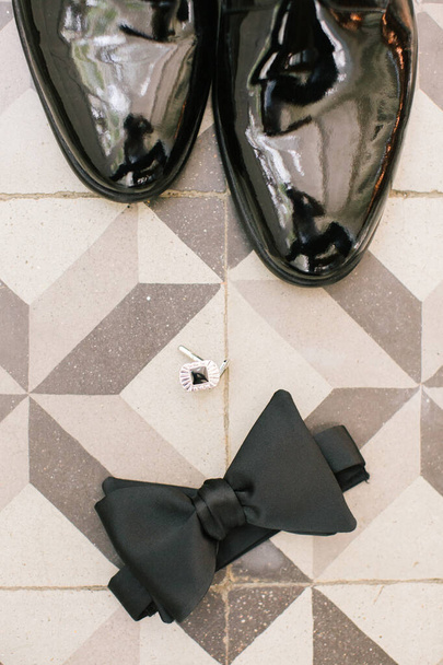Аксессуары для жениха. Обувь, галстук-бабочка и запонки
. - Фото, изображение