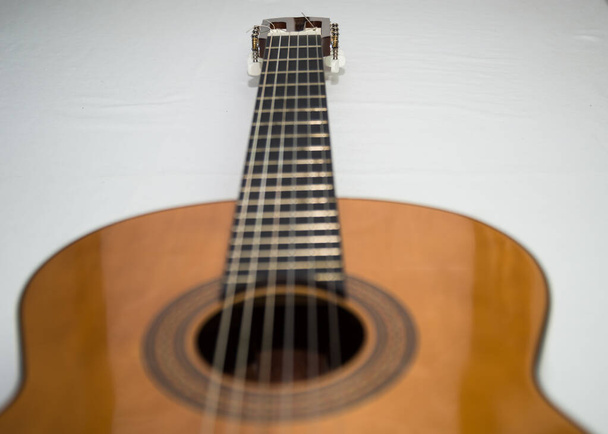 акустическая гитара, крупный план, гитарные детали, изолированные
 - Фото, изображение